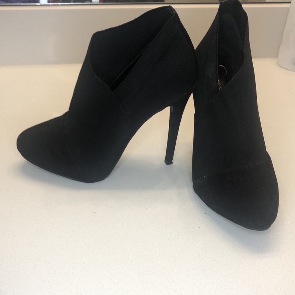 Black Jessica Simpson suede heeled bootie - women’s 6.5